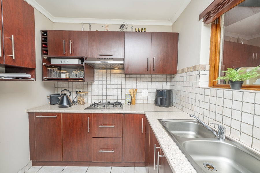 5 Bedroom Property for Sale in Kenridge Western Cape